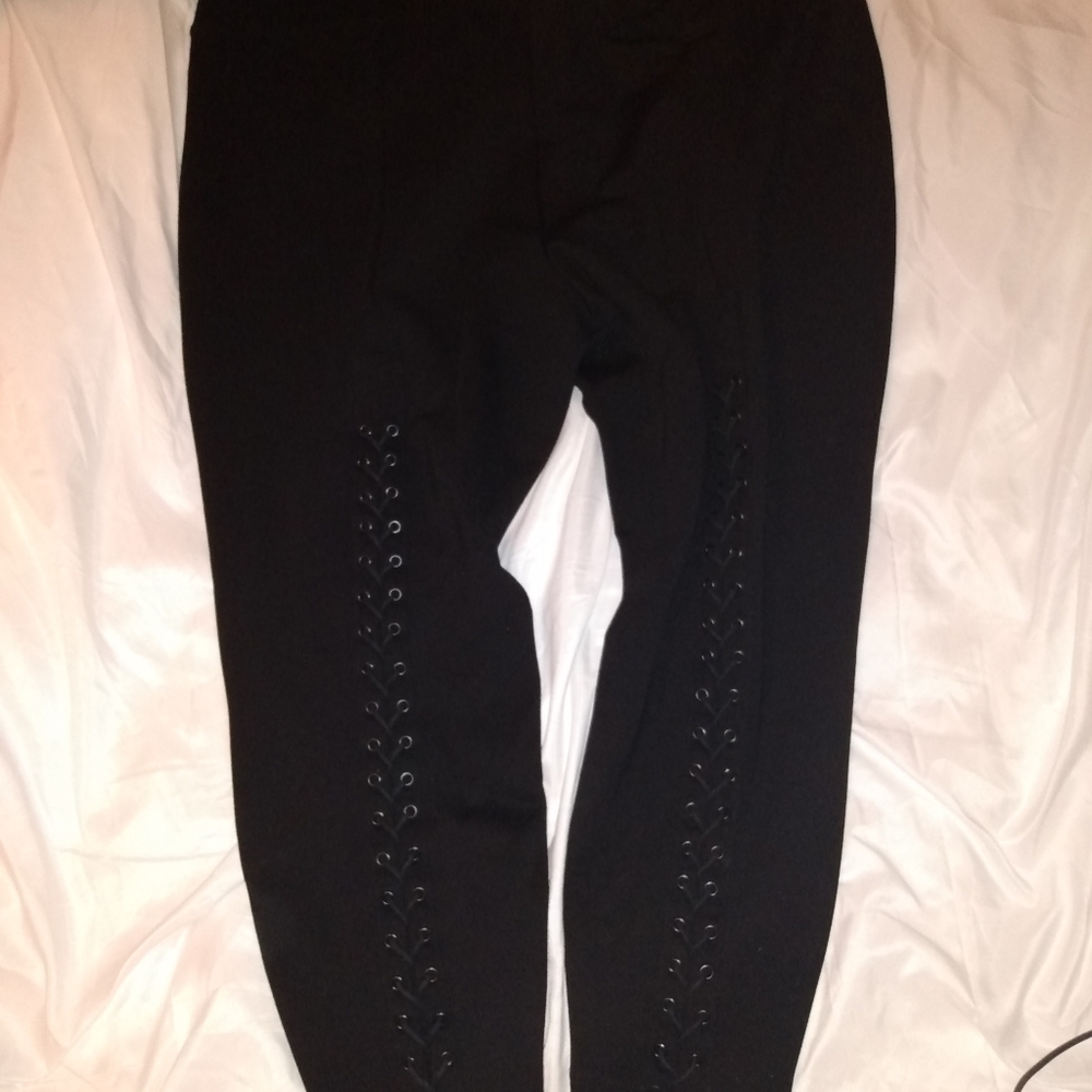 Torrid size 3 capris new with tag had tie up on back of leg as pictured